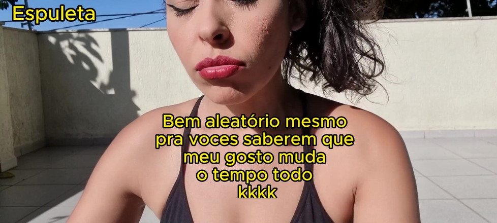 Espuleta Maia: Куріння з її грудьми назовні