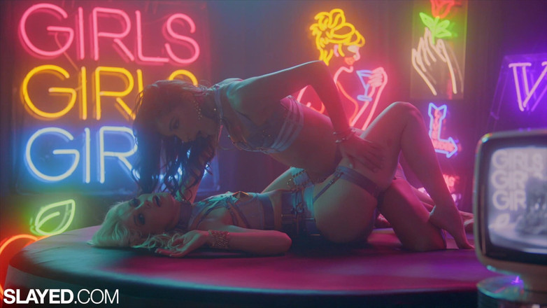 Slayed: Wanita sedap dimangsakan Emily &amp; Charlotte satu sama lain