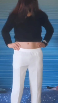 Burlas en mis pantalones blancos de Buiseness y tacones rojos quitándose hasta mis bragas