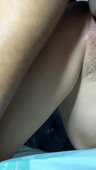 Ik zie mijn mooie grote kont stiefzus thuis heel sexy op me wachten om geil te worden en ik laat haar strakke kont ontploffen.
