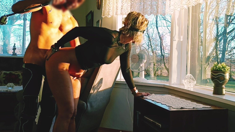 Sportynaked: Follada delante de la ventana en camiseta transparente y super...