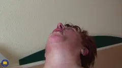 परिपक्व रंडी मूत रही है और लंड चूस रही है