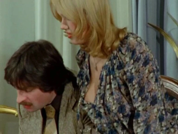 Java Consulting: Brigitte Lahaie和kathy Stewart在桌子底下给老板