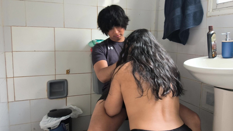 Moo DBOXXX: Doctoriță din sat care învață să sugă pula, este prima dată