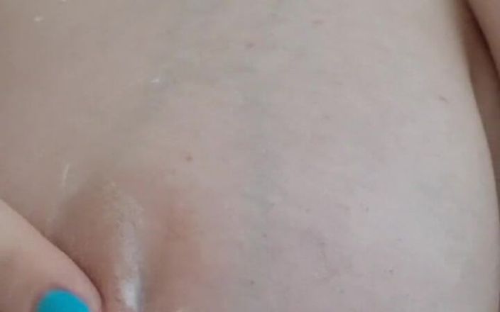 Tina Angel: Me preocupo por mis tetas y después de cada ducha...