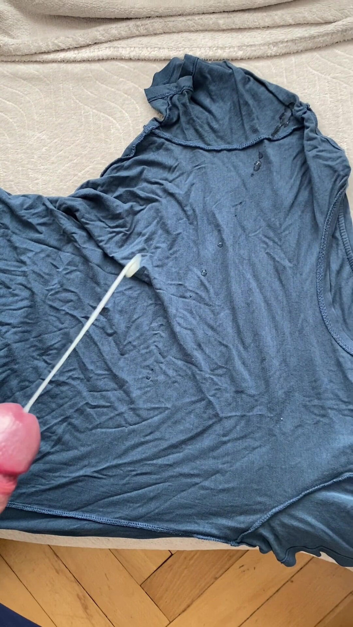 1TeddyBear1: Am terminat o pulă mare și am ejaculat pe un tricou...