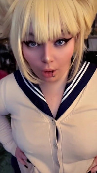 Toga说服你穿交叉连衣裙