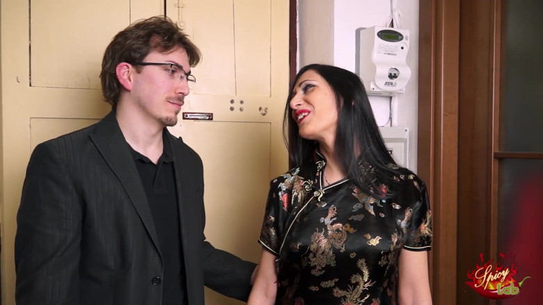 Spicy Lab Production: Moglie bruna scopa i tuoi amici