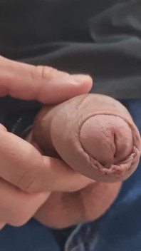 Wielki gruby kutas wypełnia prezerwatywę spermą