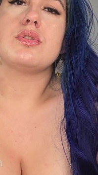 Abra a porta e se masturba com o volume para ganhar seu orgasmo
