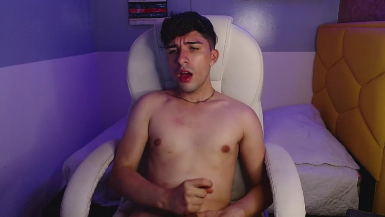 Diego_latinboy: Urmărind filme porno în timp ce se masturbează și ejaculează