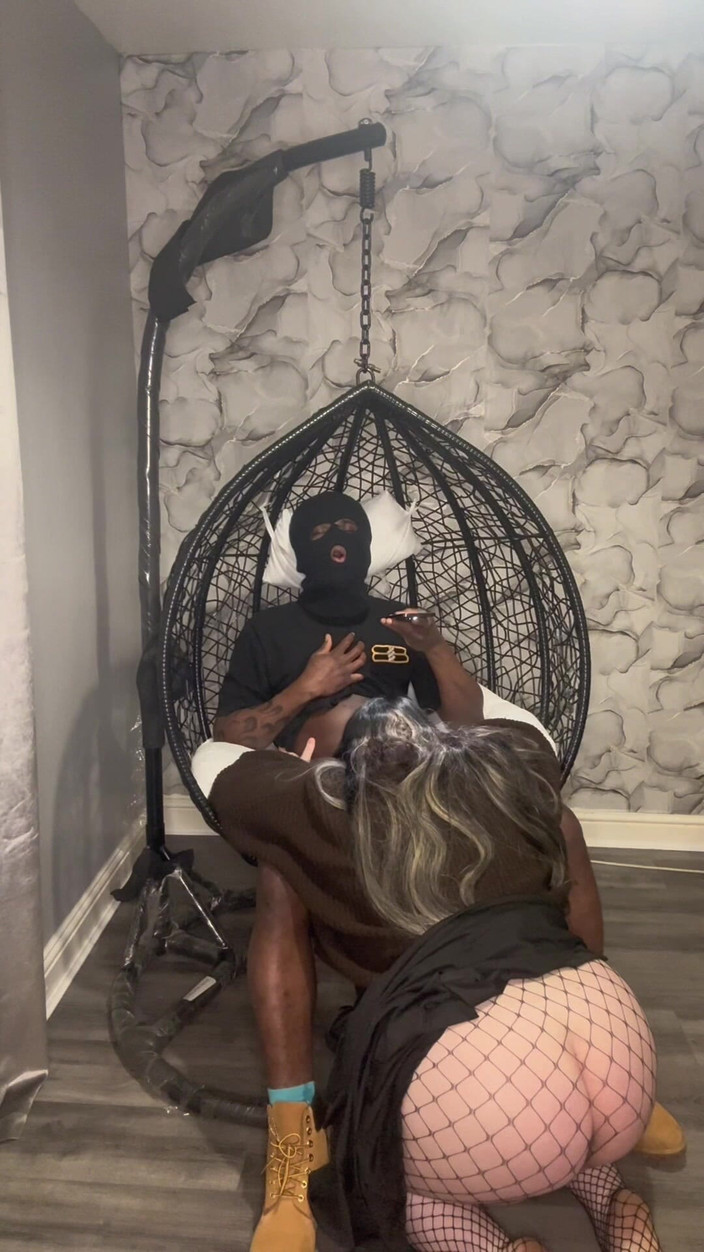 Nofaceguy09: Мой менеджер застукал меня мастурбацией, она решила присоединиться и взял мой большой черный член, как профессиональный громкий оргам