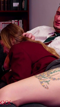 Domination en facesitting pour deux étudiantes sexy