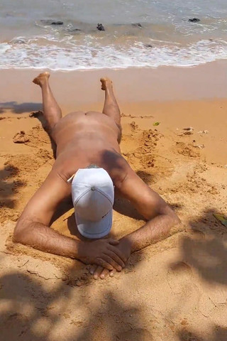 Ladysilvas: Ladysilva visar upp sin heta röv på stranden naken