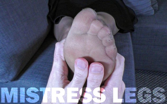 Mistress Legs: Bakış açısı güzel sahibenin bacaklarına nazikçe naylon ayak masajı