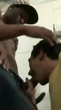 Gang bang incroyable avec des bites noires XXL