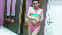 Cute & Nude Crossdresser: 甜美的娘娘腔变装者在性感的雪白蕾丝粉红色胸罩pantie套装中感觉非常好。