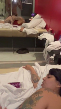 Fodendo a bunda da minha esposa, ela estava com tesão e gozava duro.