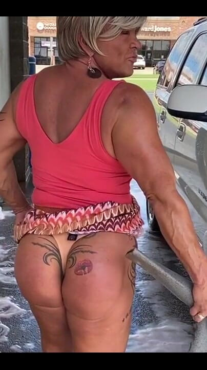 Musclemama4u: A Little Flashing at the Carwash