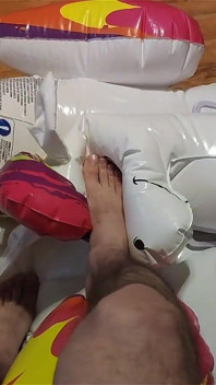 Esvaziando meu unicórnio inflável com meus pés