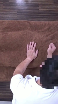절묘하게 편안한 마사지를 받는 동안 순수한 행복으로 녹는 천사의 미소의 완벽한 미녀