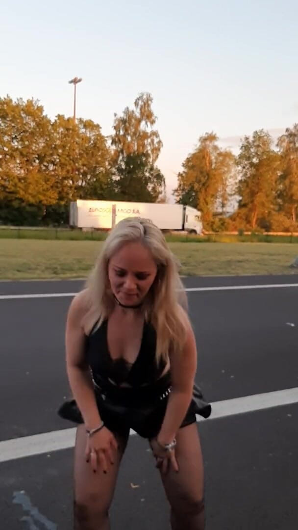 Street porn reality: The pissing road 07