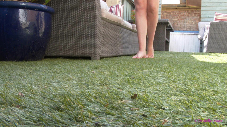 Danielle Maye: Schmutzige nackte füße