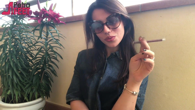 Smokin Fetish: Açık havada sigara içmeyi tercih ediyor
