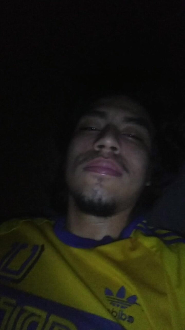 AlexAlejandro13: Sexy Muž S Obrovským Penisem Dotýká Sám Na Gauči
