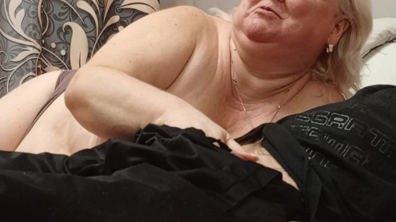 Zona901: 자지를 빨아주는 새엄마