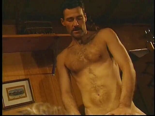 The Anal Queens: Memek pelacur dan pantatnya dientot di ranjang