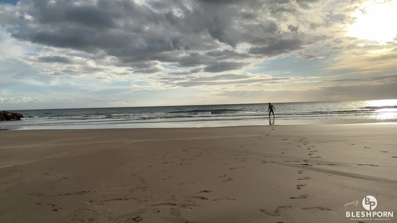 bleshporn: 蒂姆·布莱什在户外海滩上射精