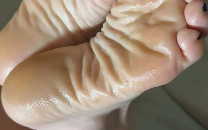 Bonewizzard69: Maiden Inizia il giorno libero con piedi provocanti, lavoro manuale,...