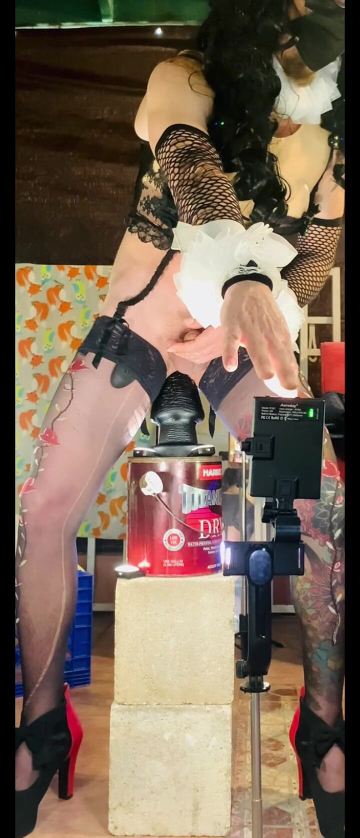 Benito414: フェムボーイのセクシーランジェリーで大きな黒いディルドに乗る