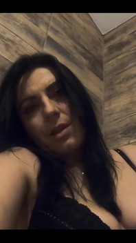 La bella ragazza latina si masturba mentre fa la pipì 153mature si siede mezza nuda sulla schiena mentre si masturba.