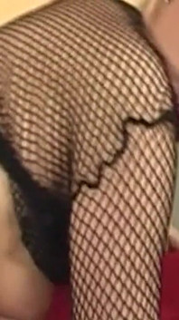 Une salope squirteuse doigte sa chatte béante jusqu’à un orgasme explosif