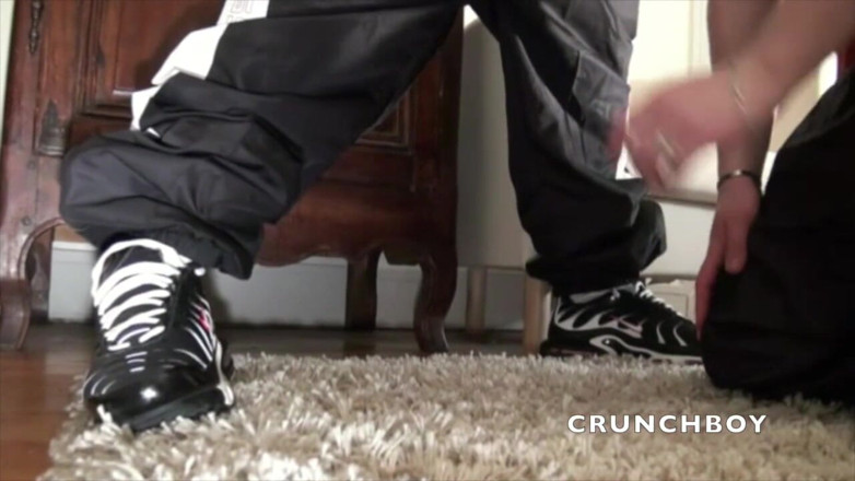 Sneaker gay: Sürtük sby scaly'i ayak hakimiyetiyle aşağılıyor