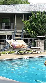 Vicki, infirmière BBW, et le beau Harry dans une bataille de piscine