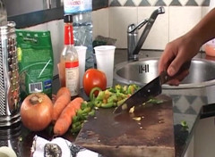 Boys in Disguise: Essai de lingerie dans la cuisine