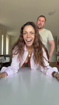 Anal Queen e seu rosto anal perfeito enquanto ela recebe uma enorme gozada interna profunda na bunda