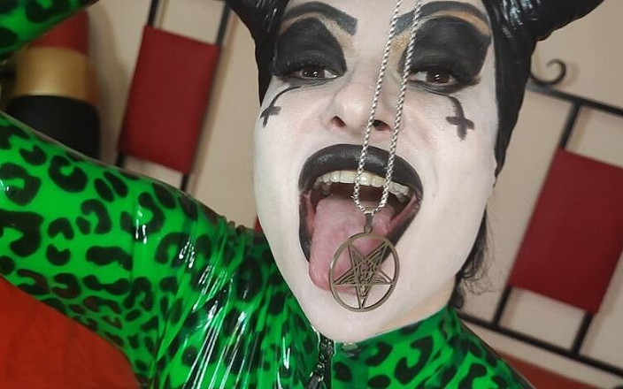 Princess18_: Gerçek şeytani cadı kara büyü ritüelleri yapıyor ve şeytanı onunla seks yapmaya çağırıyor