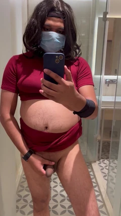 Jessica ham muốn đi tiểu trong phòng tắm