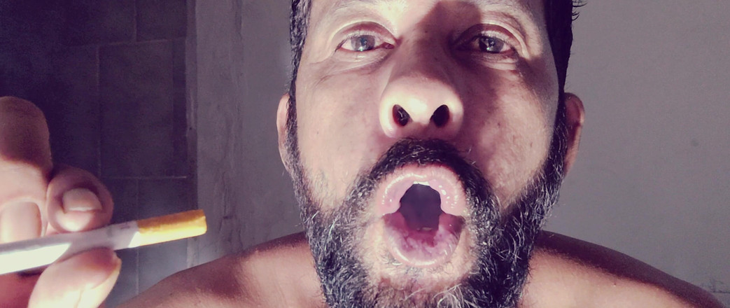 Stink HairyMale: Fumando, cuspindo em câmera lenta