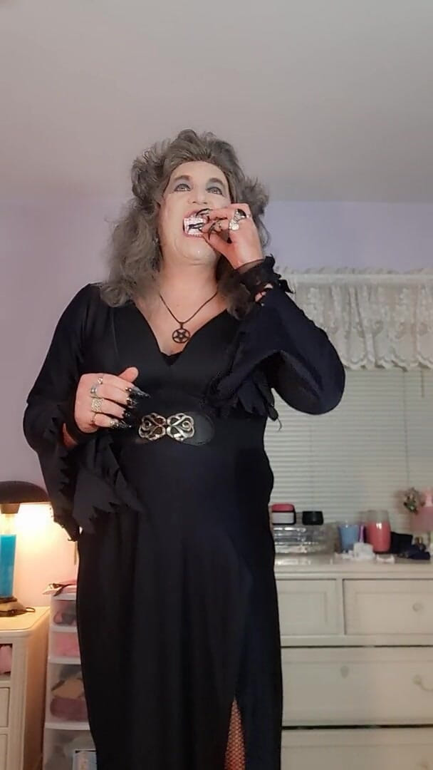 Victoria Lecherri: Buon halloween dalla contessa Victoria Queen of the dannata!
