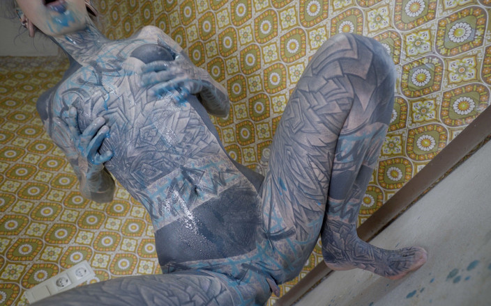 Z-Filmz: 另类纹身模特用大玩具自慰