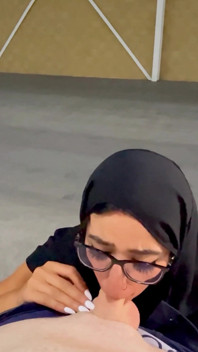 Muslimische ehefrau wird auf dem parkplatz gefickt
