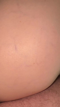 Primi piani estremi: piccola ragazza di 18 anni con la figa molto stretta mostra tutto all'interno della sua vagina e lascia leccare tutti i suoi buchi bagnati