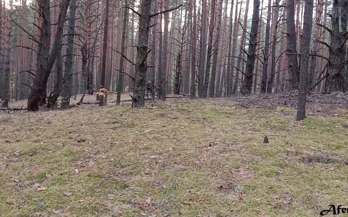Afemeria: Geile babe betrapt in het bos en op zijn hondjes...