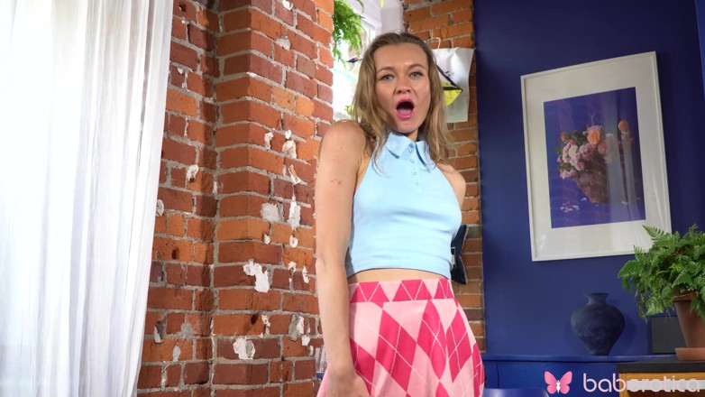 Baberotica: Joven milf Milli juega con un consolador de doble extremo