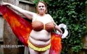 Kore Goddess: 红发胖美女在户外行动中在游泳池里吮吸他的鸡巴